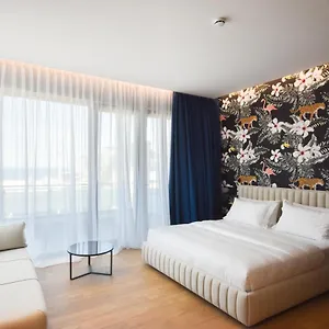 Hotel Flamingo, Radhimë